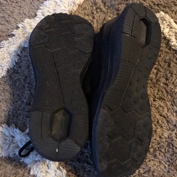 BLACK NIKE SHOES - Picture 3 of 3